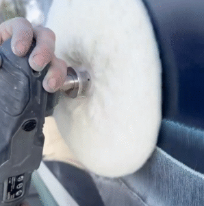 Pulido de casco de barco con máquina abrillantadora en Mallorca – BrilloPlus