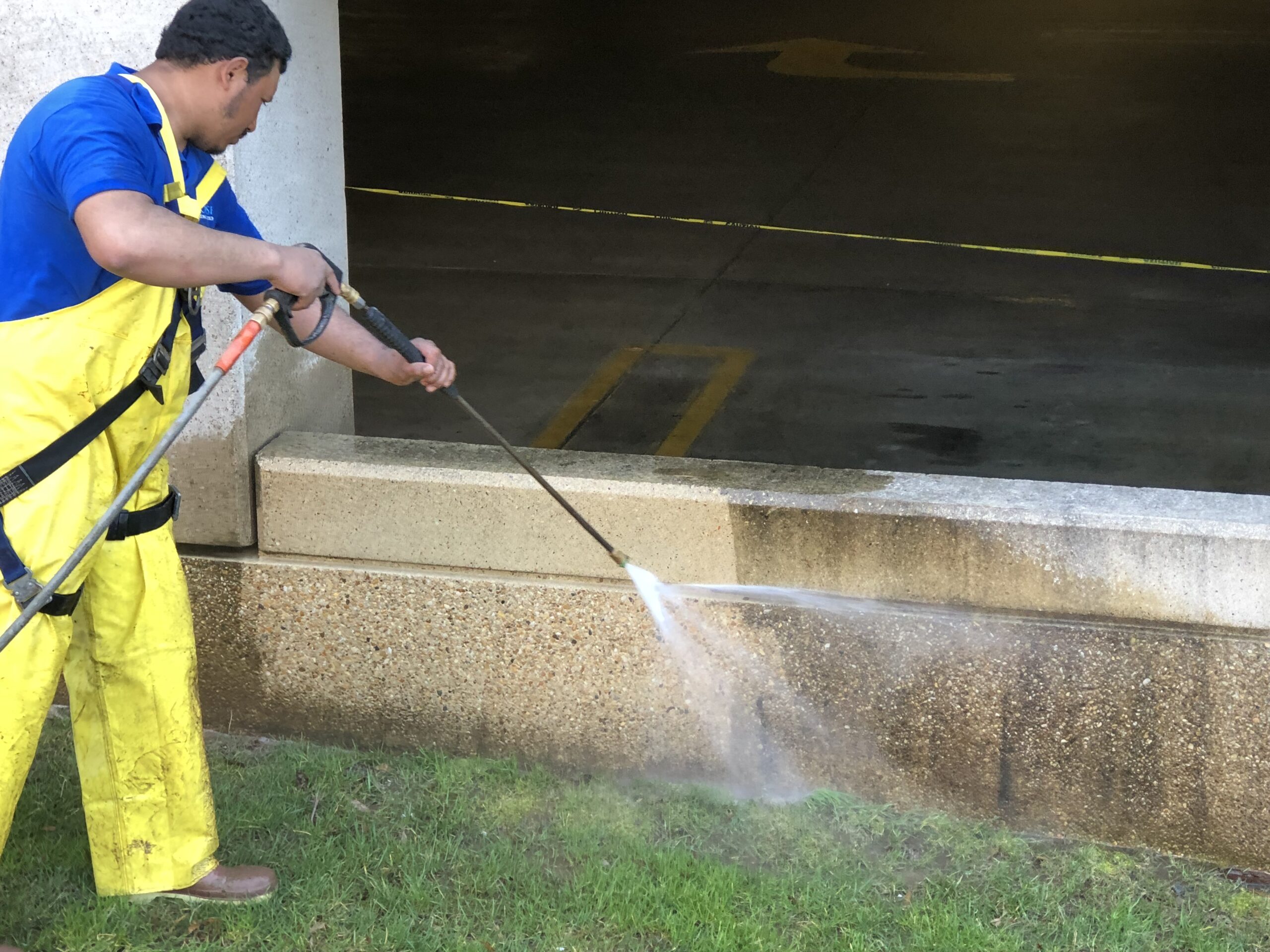 Limpieza de exteriores, terrazas y zonas de piscina en hotel