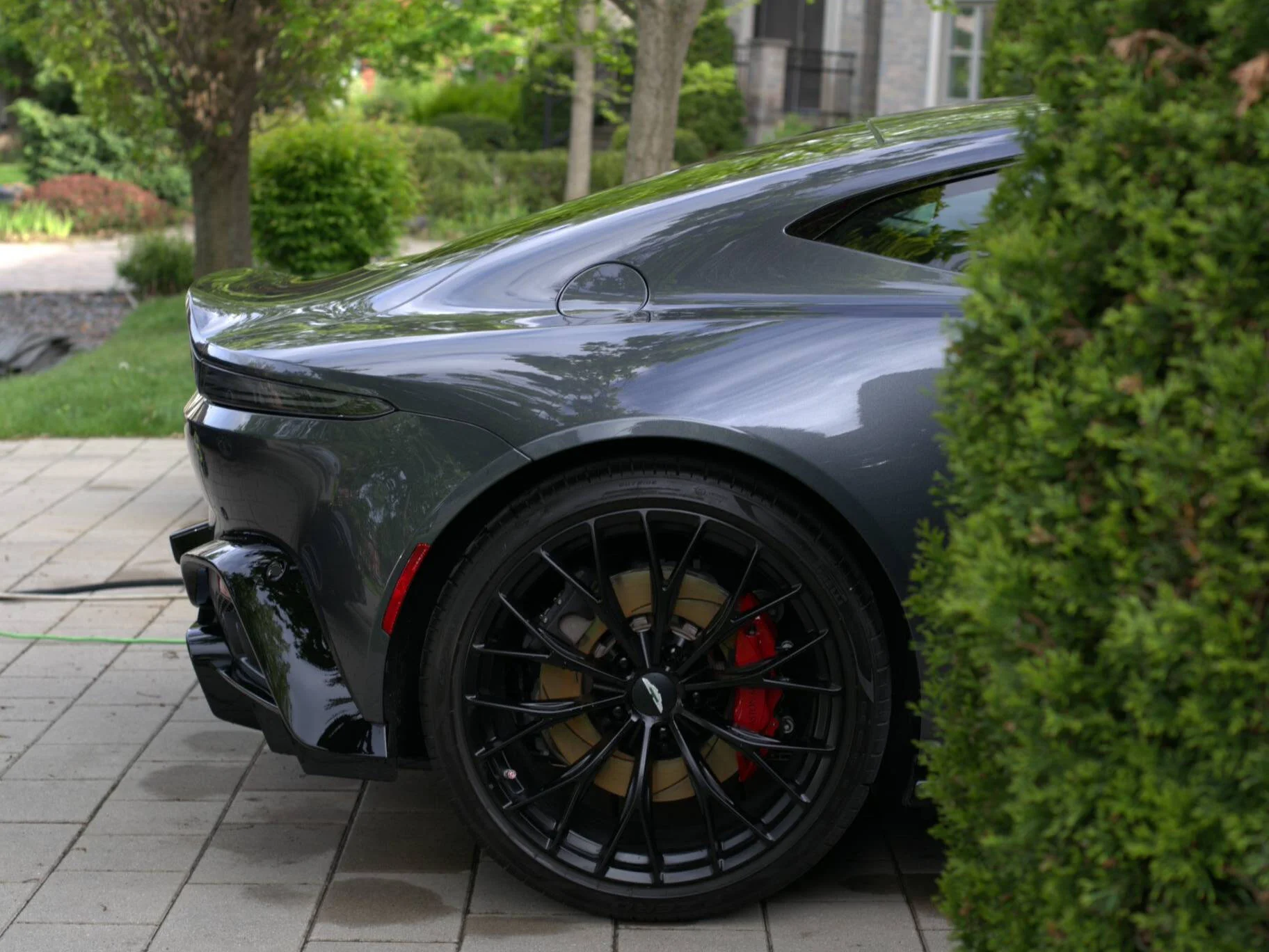 Coche de lujo limpio y brillante tras detailing exterior a domicilio en Mallorca realizado por BrilloPlus