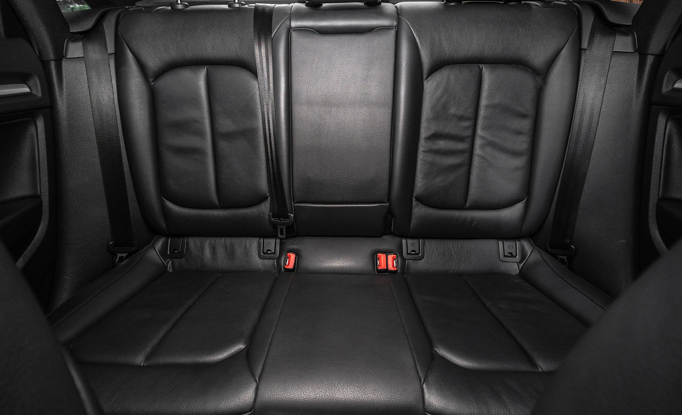 Interior de coche después de la limpieza con acabado limpio, renovado e higiénico