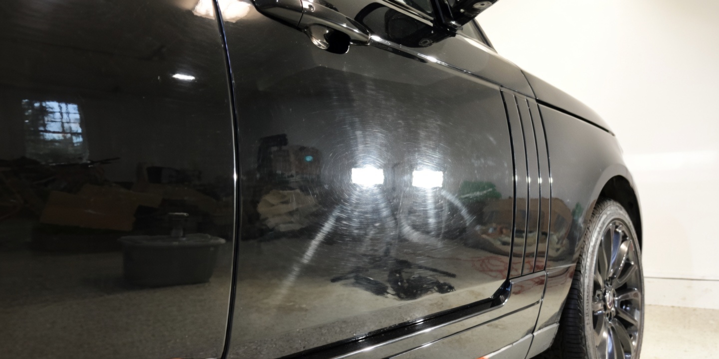 Antes del detailing exterior de coche en Mallorca con suciedad visible en carrocería