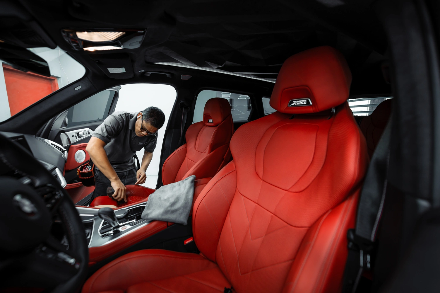 Interior de coche premium de alta gama limpio tras servicio de detailing en Mallorca